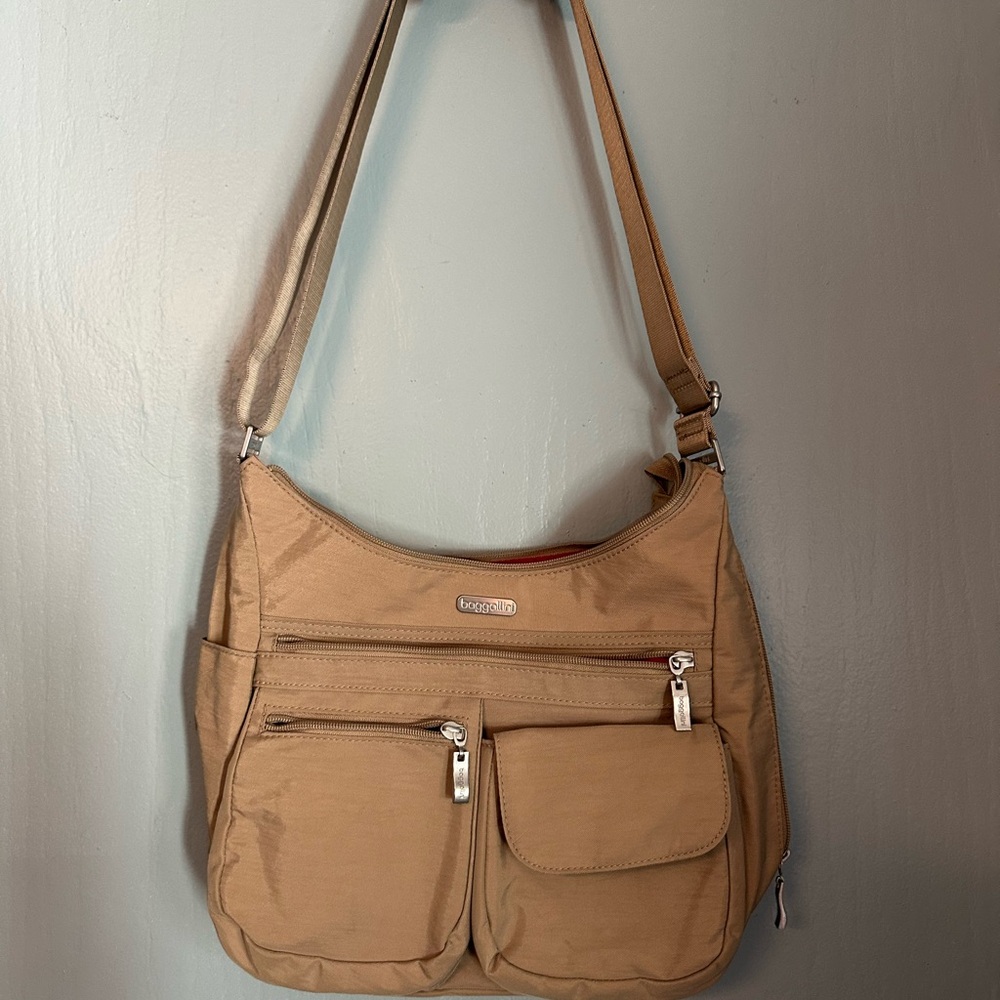 Baggallini Modern Everywhere crossbody bag, tan, EUC